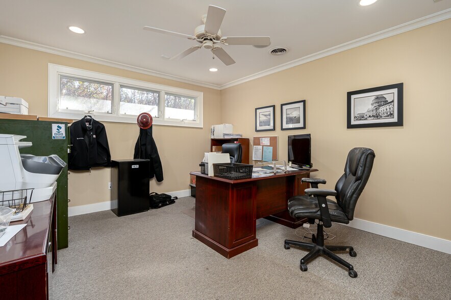 More Photos Of 2109 Forest Dr, Annapolis Showroom For Sale
