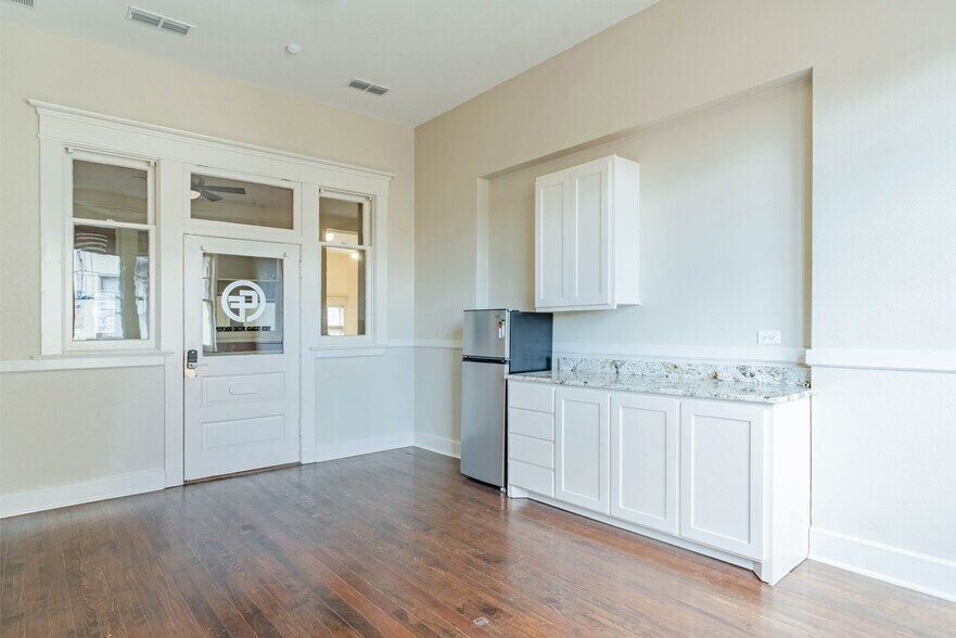 More Photos Of 131 E Exchange Ave, Fort Worth Office Residential For Lease