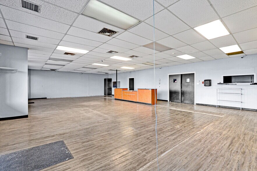 More Photos Of 9109 Dyer St, El Paso Storefront For Lease