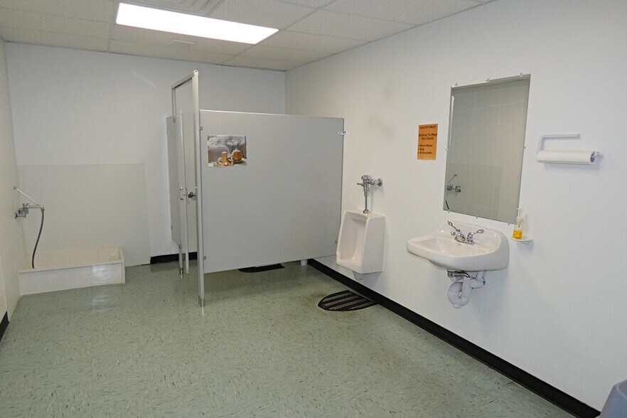 More Photos Of 10 W Main St, Lancaster Flex For Lease