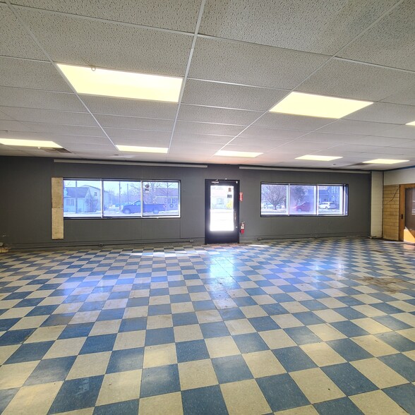 More Photos Of 405 N Main St, North Webster Showroom For Sale
