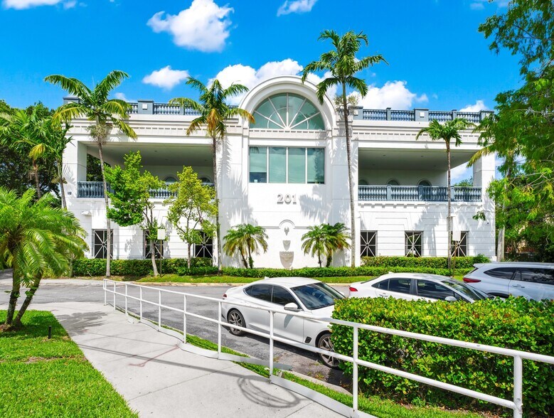 Primary Photo Of 201 N Pine Island Rd, Plantation Medical For Sale