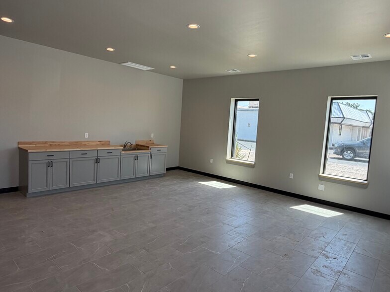 More Photos Of 15 6th st, Edmond Flex For Lease