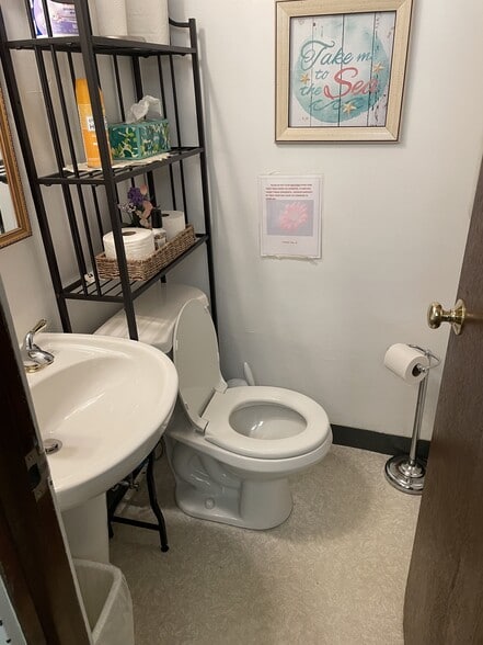 More Photos Of 28 Fairwood Dr, Irwin Medical For Lease