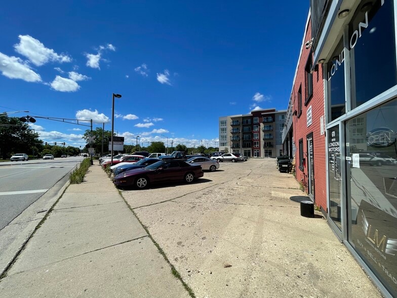 More Photos Of 660–670 E Northwest Hwy, Arlington Heights Auto Dealership For Sale