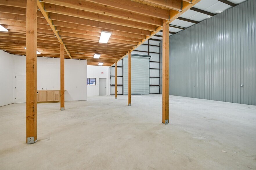 More Photos Of 10020 Darden Hill Rd, Austin Light Distribution For Lease