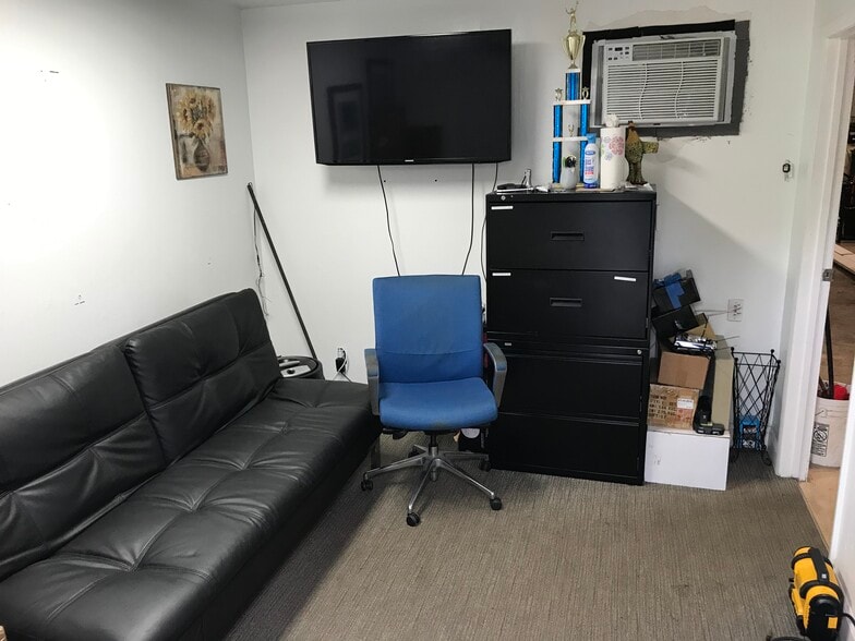 More Photos Of 2420 Concorde Dr, Fort Myers Warehouse For Lease