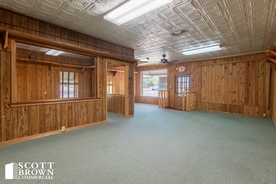 More Photos Of 108 W Hughes St, Collinsville Freestanding For Lease