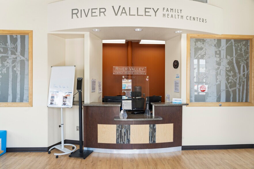 More Photos Of 308 Main St, Olathe Medical For Lease