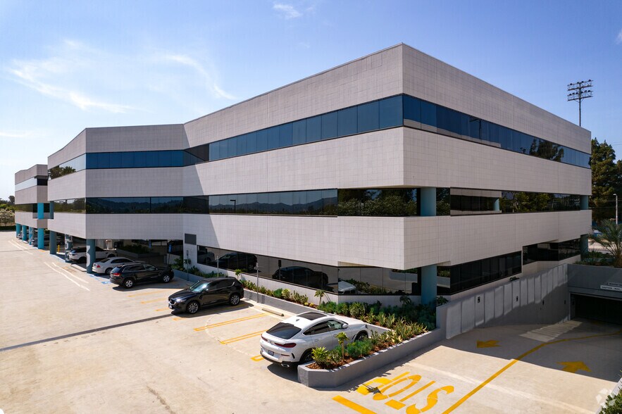 More Photos Of 6345 Balboa Blvd, Encino Unknown For Lease