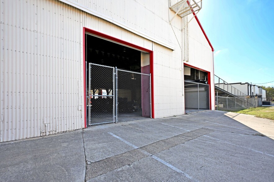 More Photos Of 1123 Bowie St, Seguin Warehouse For Sale