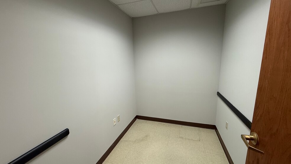 More Photos Of 2925 William Penn Hwy, Easton Office For Lease