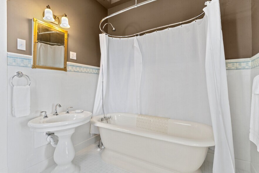 More Photos Of 738 E Main St, Belhaven Hotel For Sale