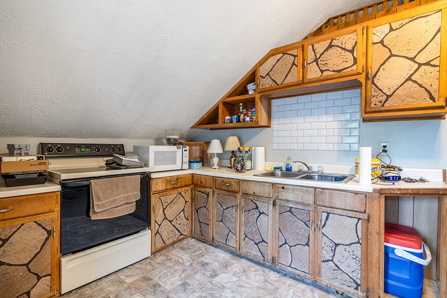 More Photos Of 104 Canal St, Blackstone Bar For Sale