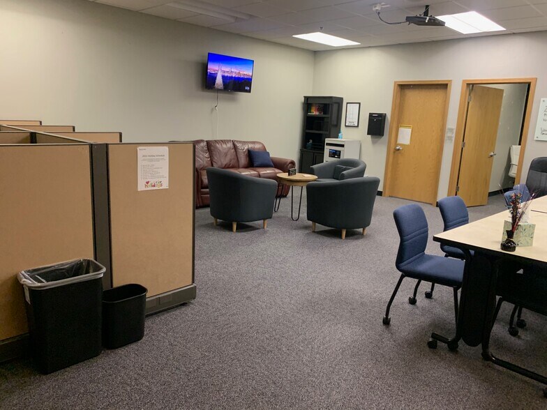 More Photos Of 517 N Westhill Blvd, Appleton Freestanding For Lease