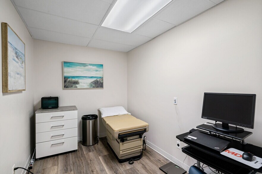 More Photos Of 9668-9683 Main St, Fairfax Medical For Lease