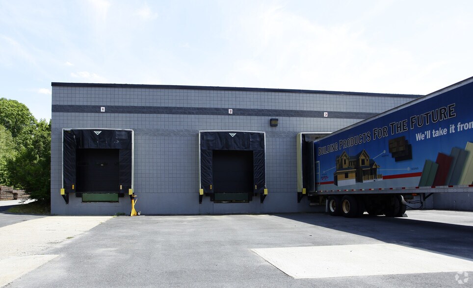 More Photos Of 15 Keewaydin Dr, Salem Warehouse For Lease