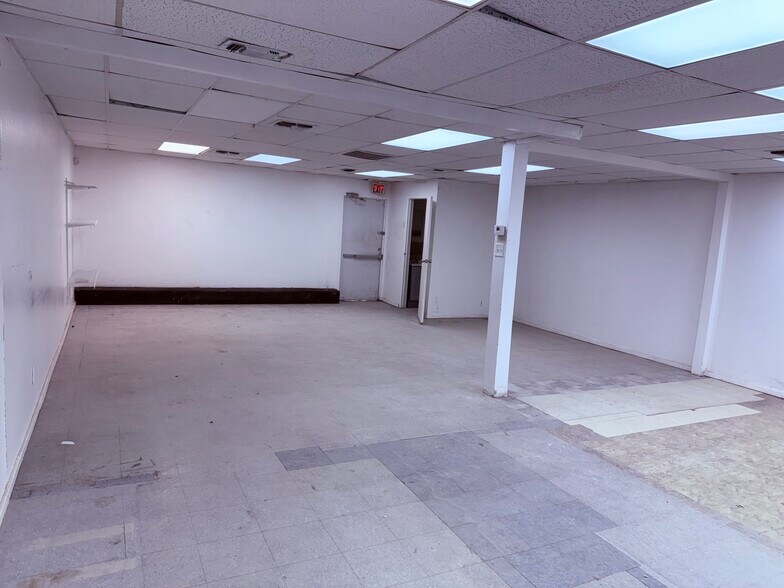 More Photos Of 1246 S General McMullen Dr, San Antonio Storefront Retail Office For Lease