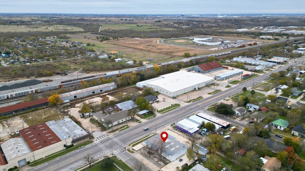 More Photos Of 500 W 2nd St, Taylor Freestanding For Sale