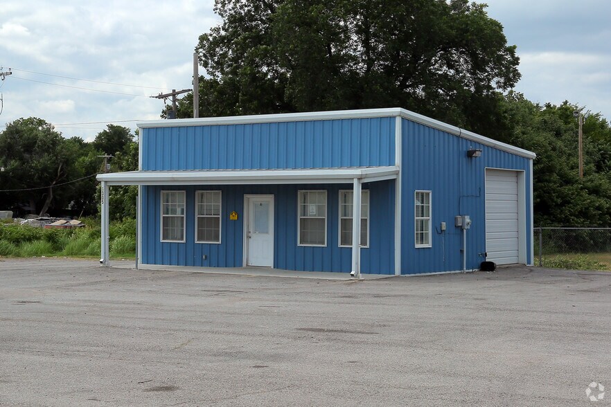 More Photos Of 6305-A-6305-B E 11th St, Tulsa Auto Dealership For Lease