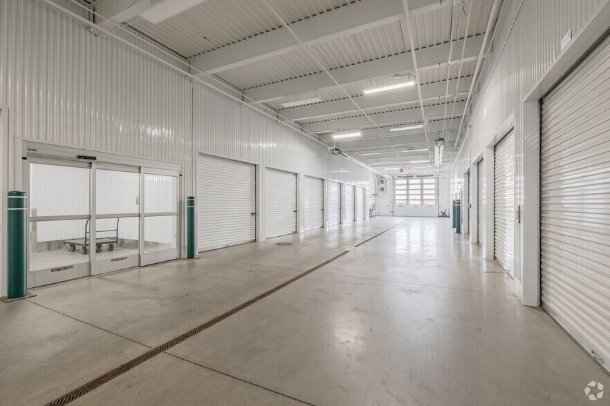 More Photos Of 28900 Schoolcraft Rd, Livonia Self Storage For Sale