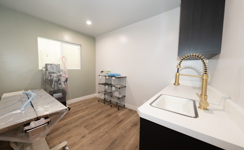 More Photos Of 19525-19527 Ventura Blvd, Tarzana Medical For Sale