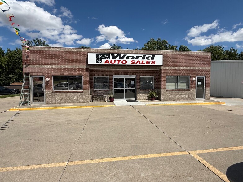 More Photos Of 1651 S 11th St, Nebraska City Showroom For Sale