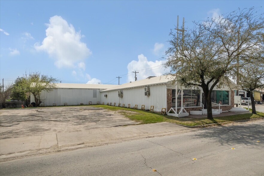 More Photos Of 5002 Navigation Blvd, Houston Freestanding For Sale