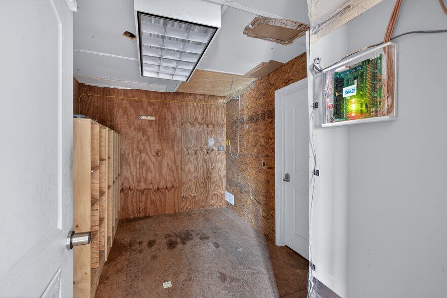 More Photos Of 4109 Robinson St, Covington Freestanding For Sale