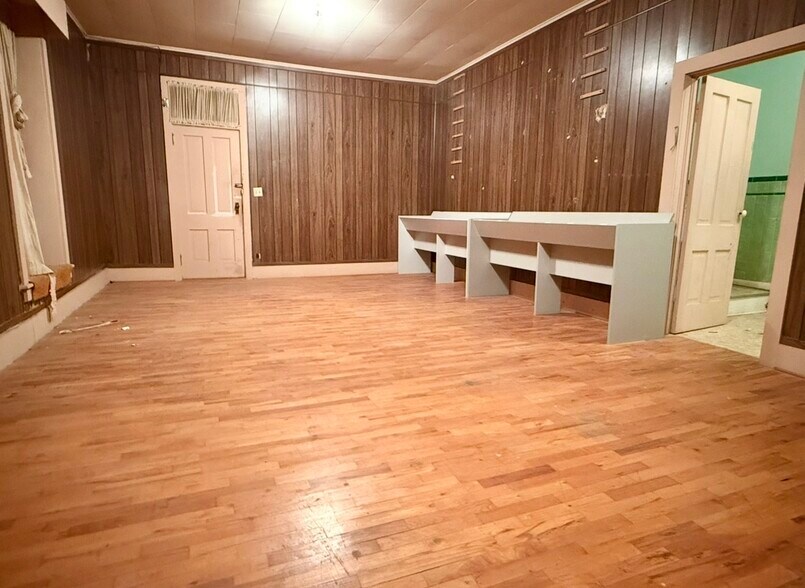 More Photos Of 130 E Main St, Marion Storefront For Sale