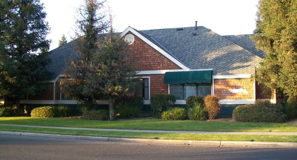 More Photos Of 7257 N Maple Ave, Fresno Business Park For Lease