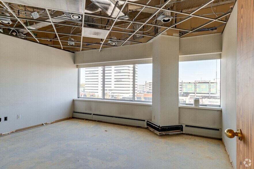 More Photos Of 801-803 W Big Beaver Rd, Troy Office For Lease