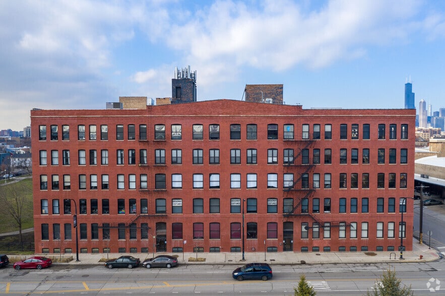 More Photos Of 1100 W Cermak Rd, Chicago Light Distribution For Lease