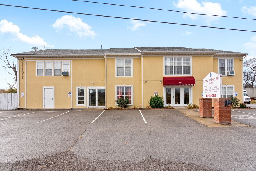 More Photos Of 701 Red River St, Clarksville Office For Sale