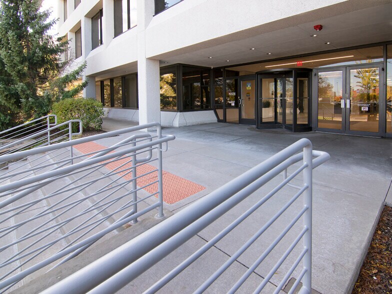 More Photos Of 1834 Walden Office Sq, Schaumburg Office For Lease