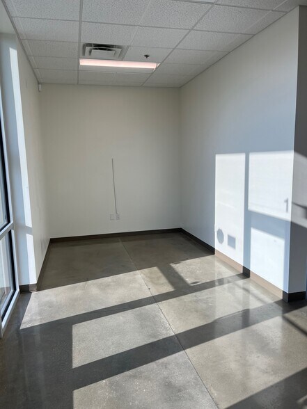 More Photos Of 10903 Shady Trl, Dallas Distribution For Lease