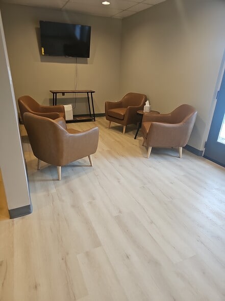 More Photos Of 10600-10628 W 87th St, Overland Park Office For Lease