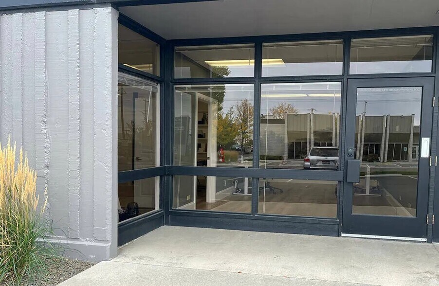 More Photos Of 120-158 S Cole Rd, Boise Flex For Lease