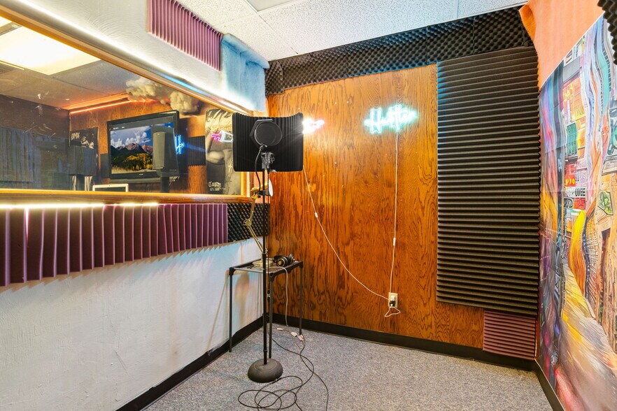 More Photos Of 1900 N Macarthur Blvd, Oklahoma City Office For Sale