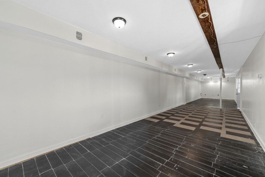 More Photos Of 124 10th St, Clarksville Flex For Sale