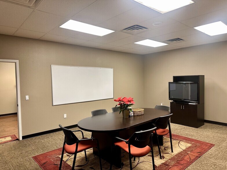 More Photos Of 2418 N Frazier St, Conroe Light Manufacturing For Lease