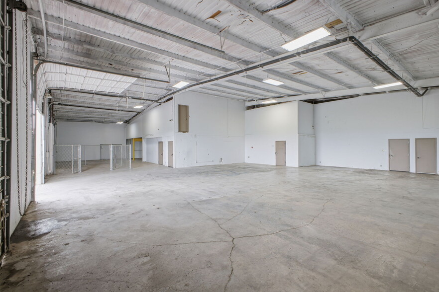 More Photos Of 2110 Mannix Dr, San Antonio Light Distribution For Sale