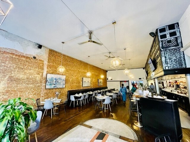 More Photos Of 303 S Main St, Jonesboro Storefront Retail Office For Lease