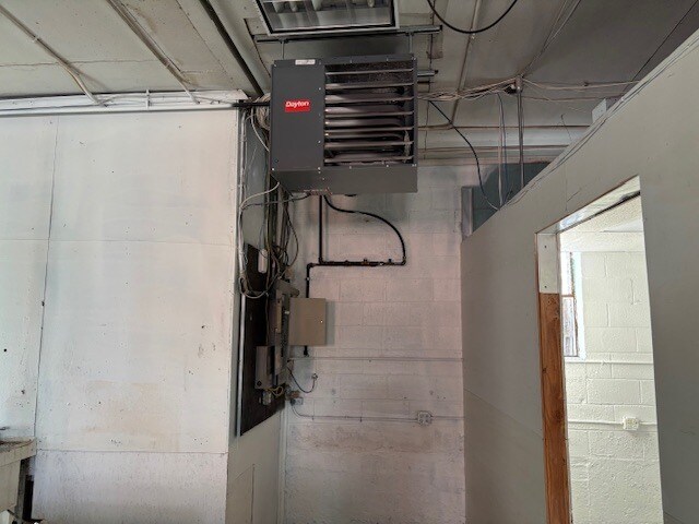 More Photos Of 12 Pease Ave, Middletown Showroom For Lease