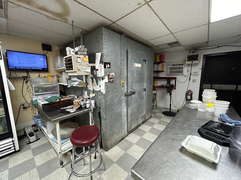 More Photos Of 1110 E 4th St, Ainsworth Restaurant For Sale