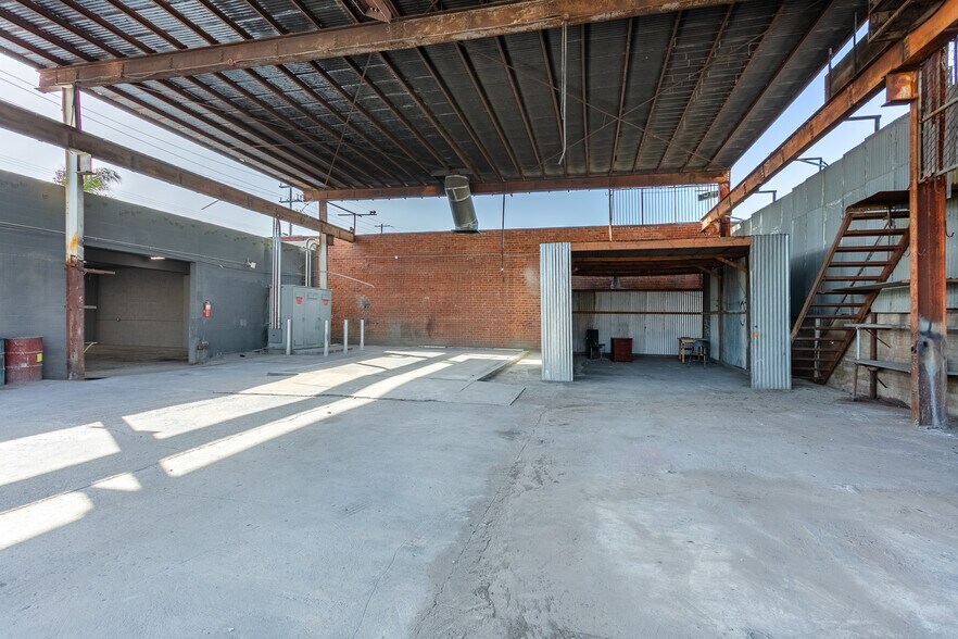 More Photos Of 9800-9820 San Fernando Rd, Pacoima Service For Lease