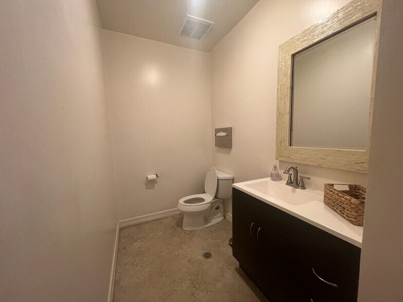 More Photos Of 7540-7542 Fay Ave, La Jolla Storefront Retail Office For Lease