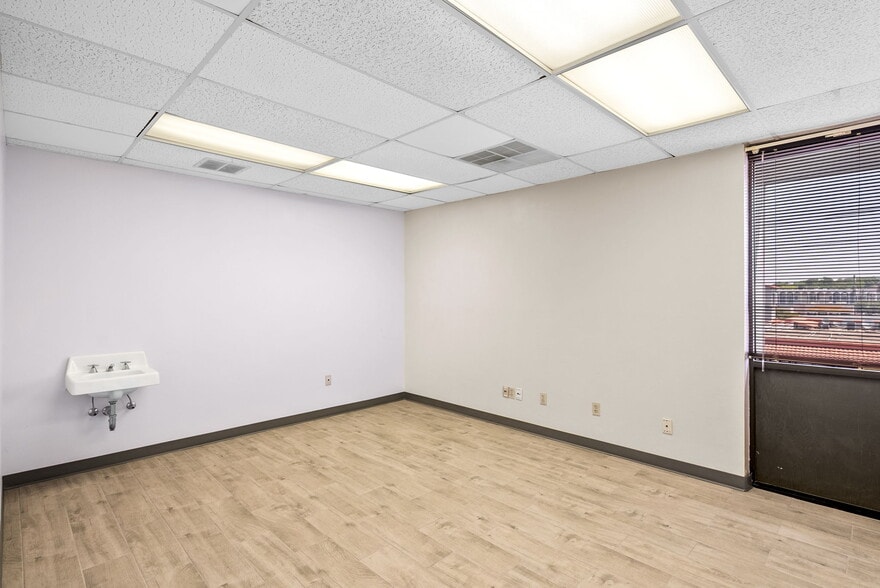 More Photos Of 9502 Computer Dr, San Antonio Medical For Sale