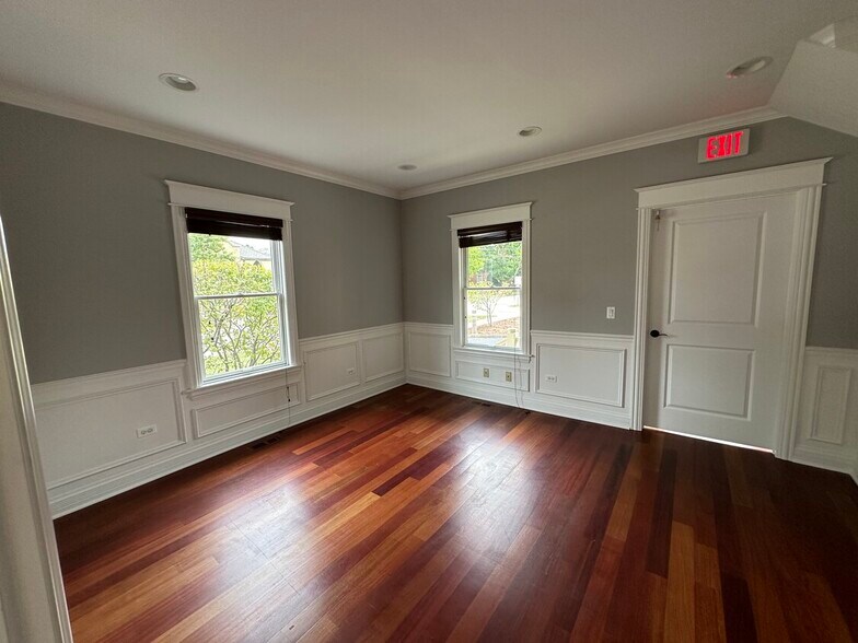 More Photos Of 501 W Main St, West Dundee Storefront Retail Office For Lease