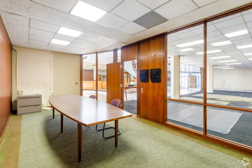 More Photos Of 35150 W Michigan Ave, Wayne Bank For Sale